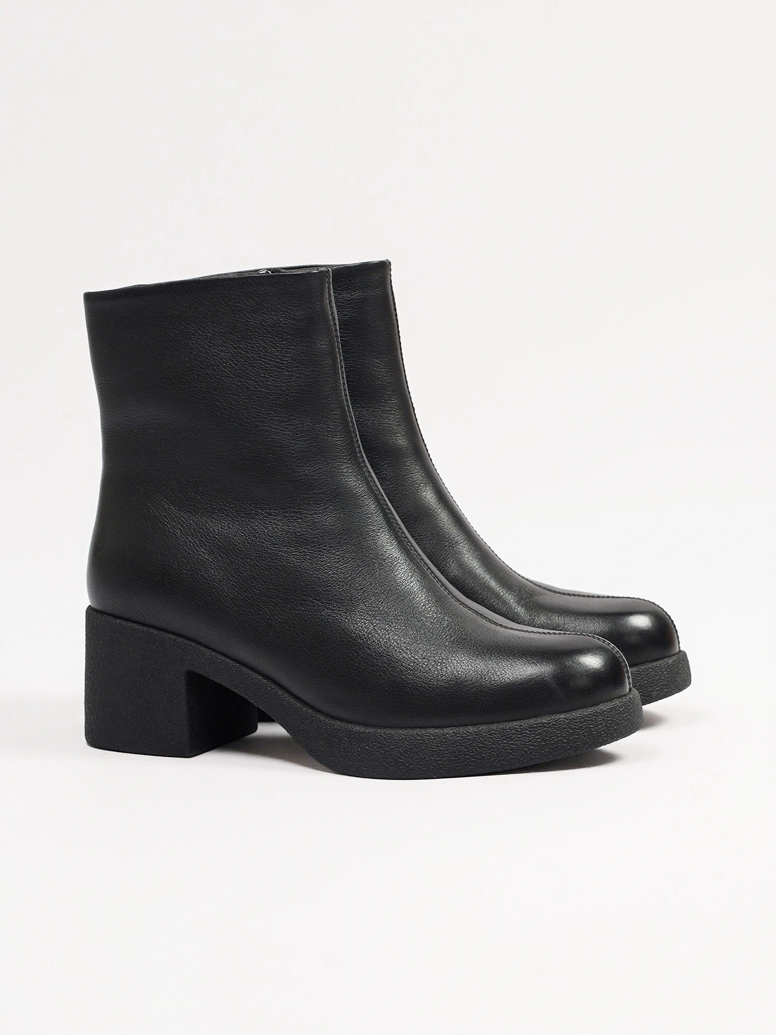 Ботильоны черного цвета на широком высоком каблуке